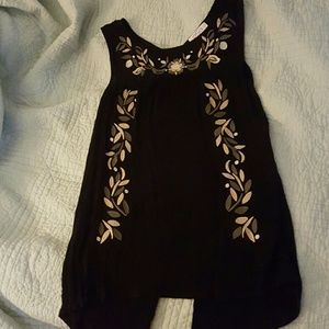 Oso Casual top, sleeveless and splits in back